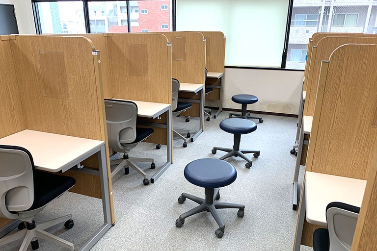 充実の学習環境:パーテーションで1人ずつ区切られているので、自分の勉強に集中できます。