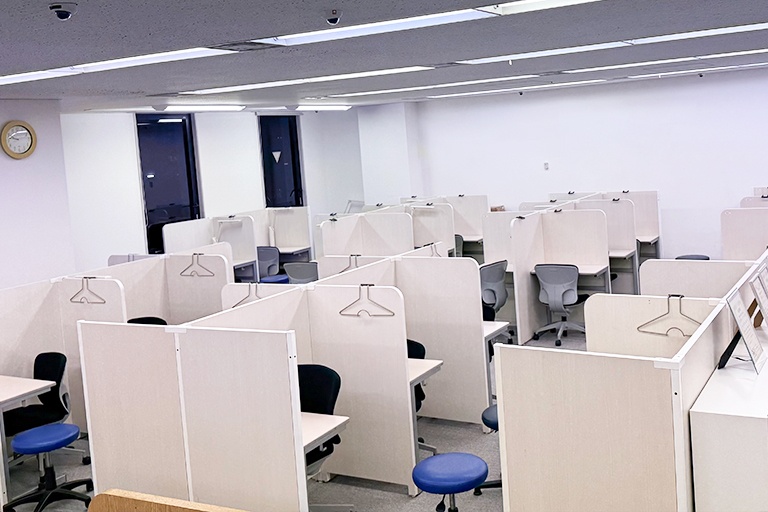 充実の学習環境:集中しやすいようパーテーションで区切られた授業ブース。