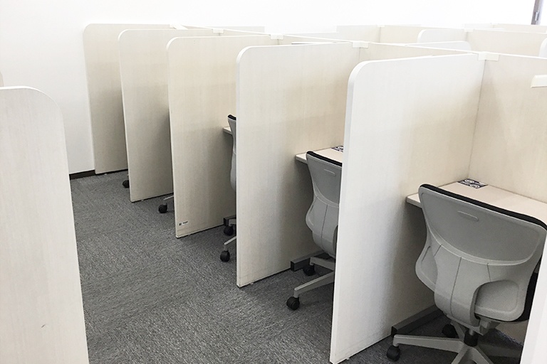 充実の学習環境:パーソナルに区切られた自習席。集中しやすいとご好評いただいています。