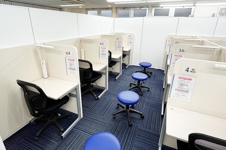 充実の学習環境:集中しやすいようパーテーションで区切られた授業ブース。