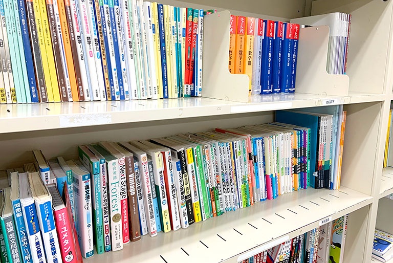 充実の学習環境:対応テキストは十分な種類・量を準備。お子さまの課題や目標に合わせて対応しています。