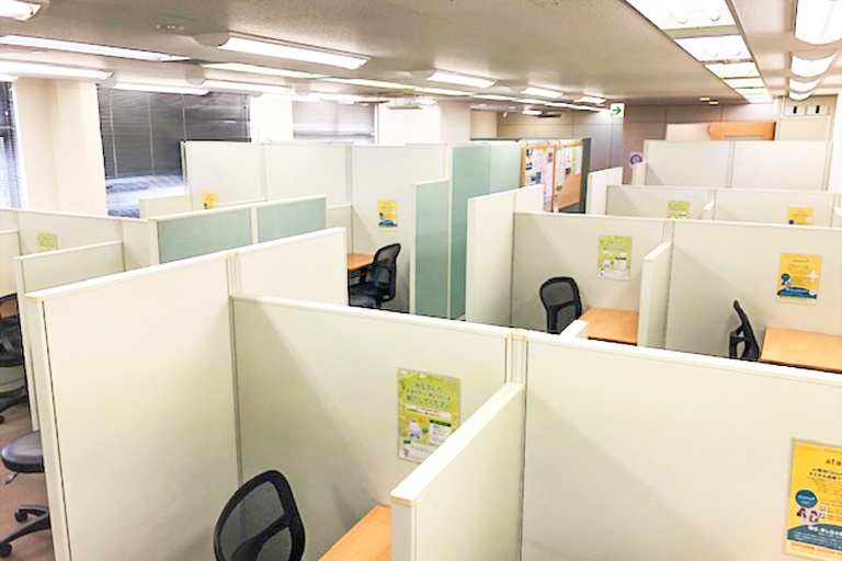充実の学習環境:パーテーションで1人ずつ区切られているので、自分の勉強に集中できます。