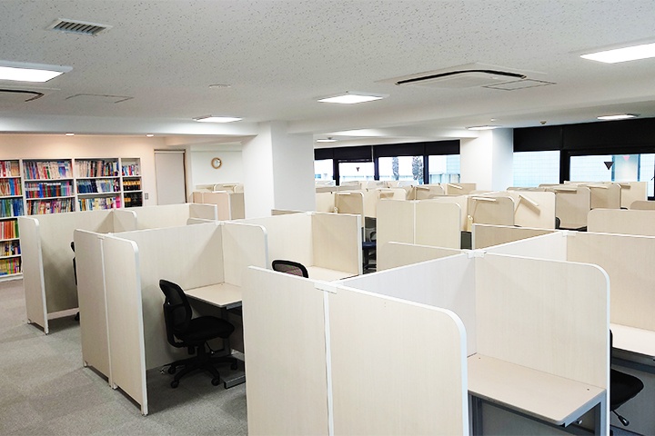 充実の学習環境:集中しやすいようパーテーションで区切られた授業ブース。
