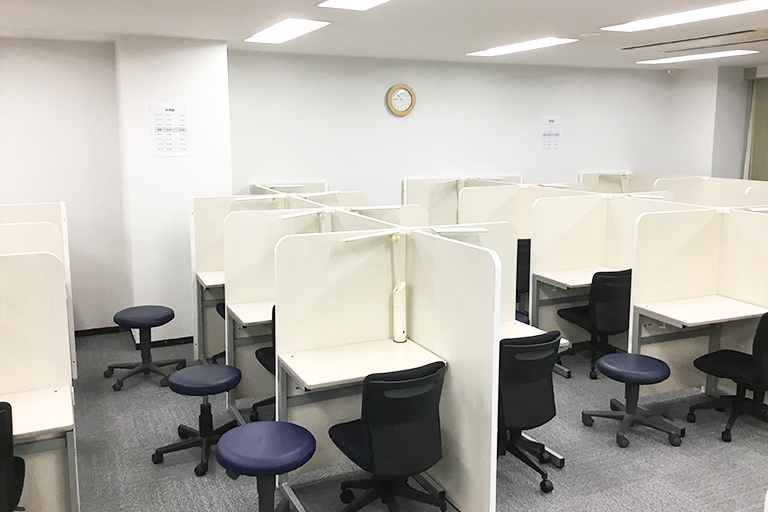 充実の学習環境:個別指導ブース。演習中も講師がいつも隣にいて、質問がしやすい環境です。