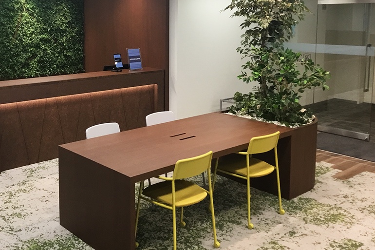 充実の学習環境:オープンな環境のフリースペース。お気軽にご質問・ご相談などをしていただけます