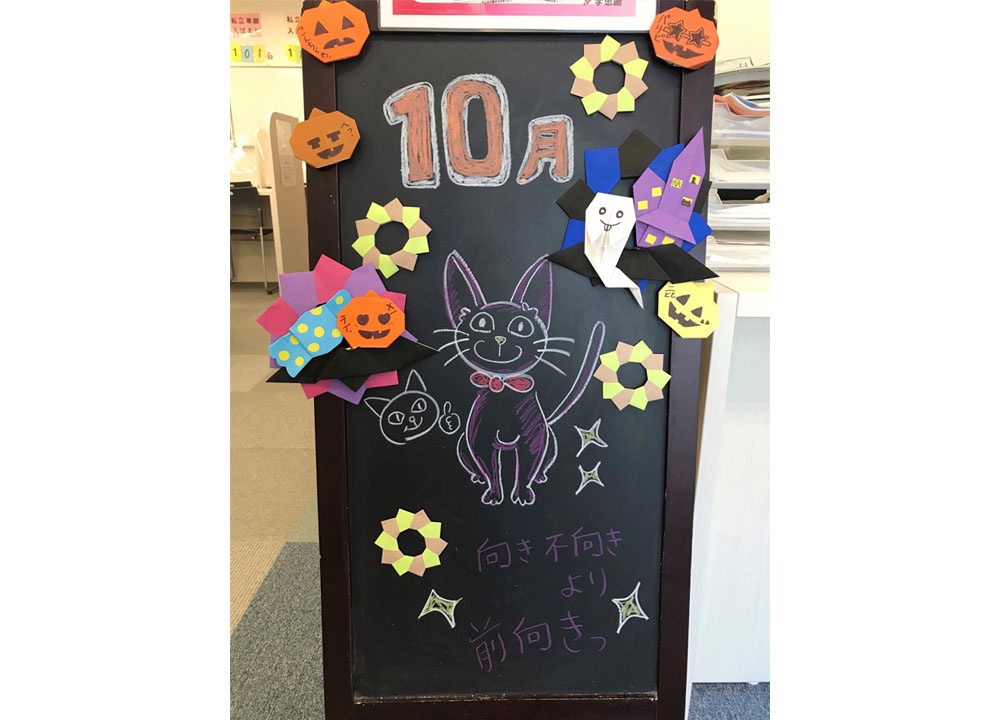 充実の学習環境:教室入口では、生徒手がきのボードがお迎えします。