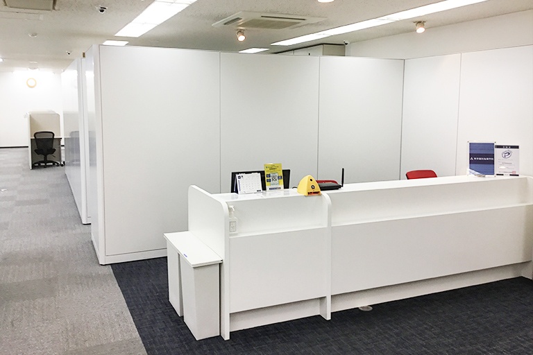 充実の学習環境:開放的な受付カウンター。ご質問・ご相談など、どんな小さなことでもお気軽にお声かけください