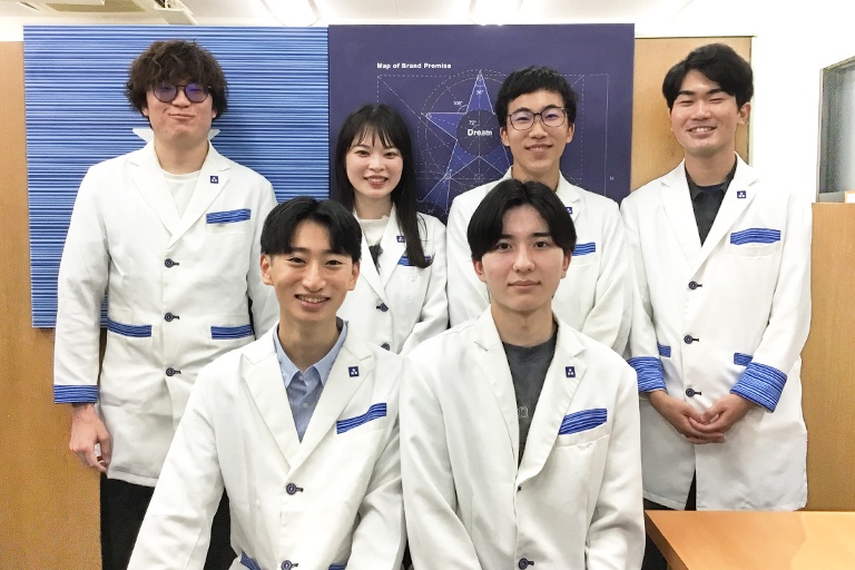 熱意ある講師たち。教室全体でお子さまの学習をサポートします。