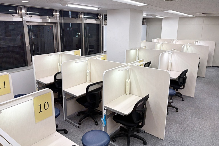 充実の学習環境:個別指導ブース。演習中も講師がいつも隣にいて、質問がしやすい環境です。