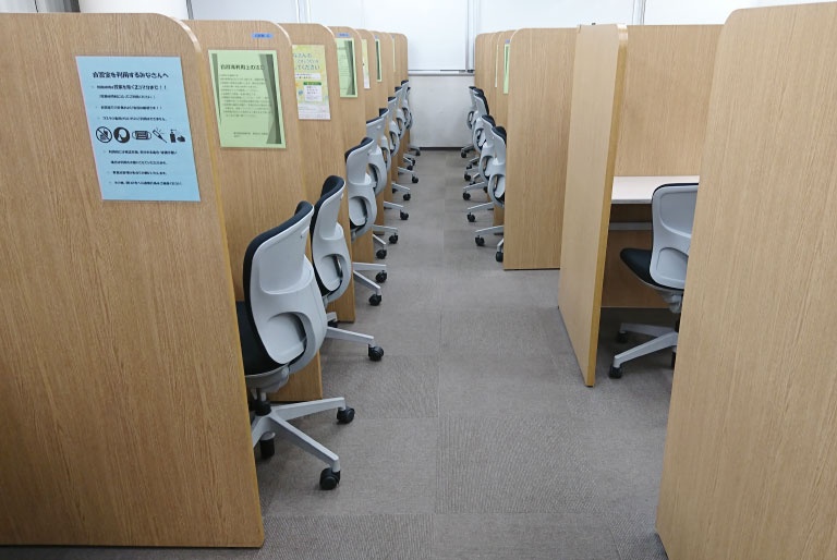 充実の学習環境:自習スペースは1人ひとり区切られた設計。しっかりと自分の勉強に集中できます!