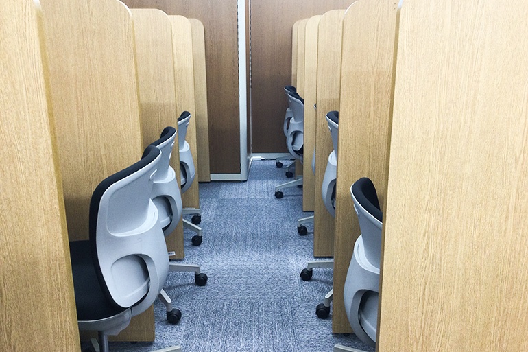 充実の学習環境:無料で使用できる自習席。集中しやすいと評判です。
