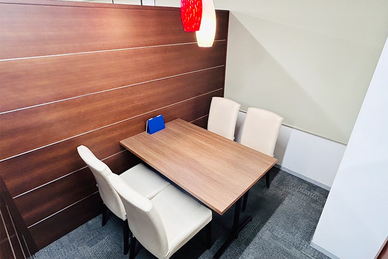 充実の学習環境:面談室。成績や進路について丁寧に相談・ご提案させていただきます。また推薦対策としての面接対策なども行っております。