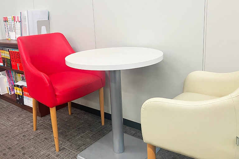 充実の学習環境:オープンな環境のフリースペース。お気軽にご質問・ご相談などをしていただけます。