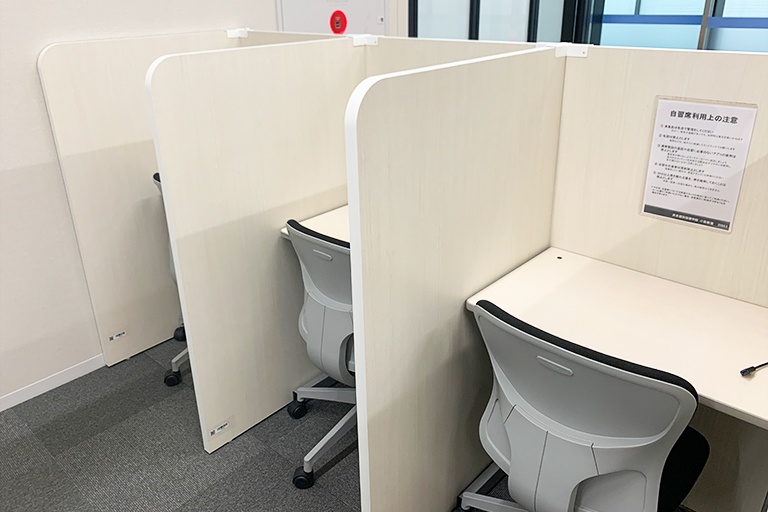 充実の学習環境:自習スペースは1人ひとり区切られた設計。しっかりと自分の勉強に集中できます!