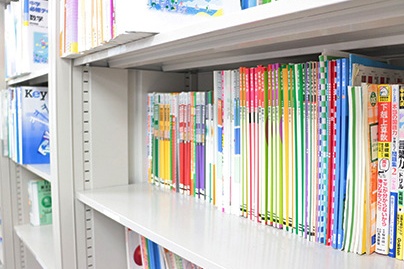 充実の学習環境:対応テキストや問題は、多種多様。お子さまの課題や目標に合わせて対応しています。