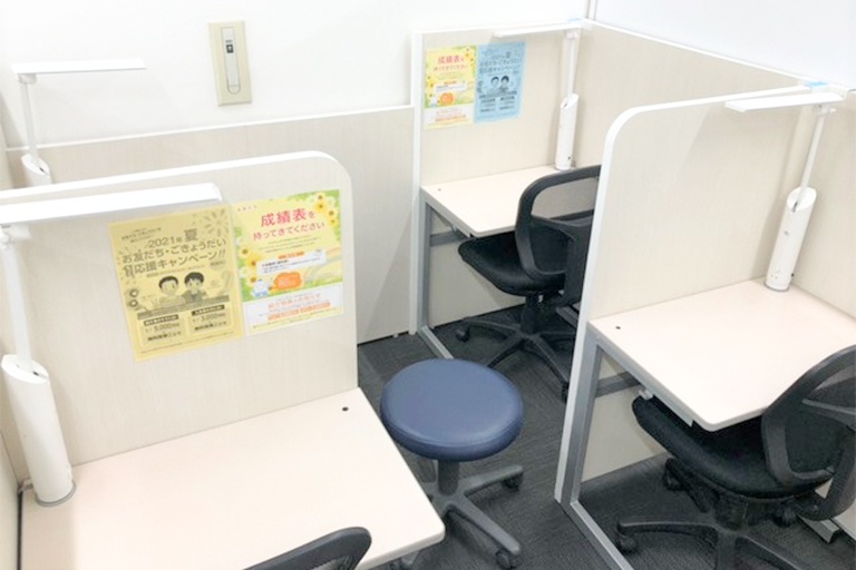 充実の学習環境:個別指導ブース。演習中も講師がいつも隣にいて、質問がしやすい環境です。