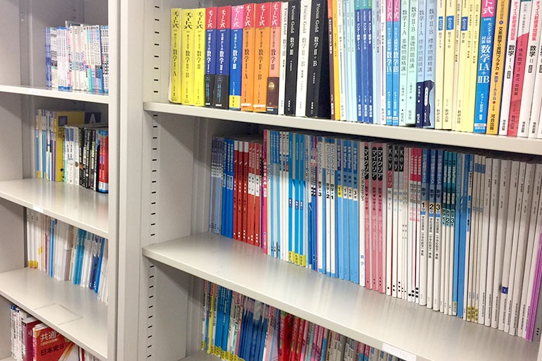 充実の学習環境:対応テキストは十分な種類・量を準備。お子さまの課題や目標に合わせて対応しています。