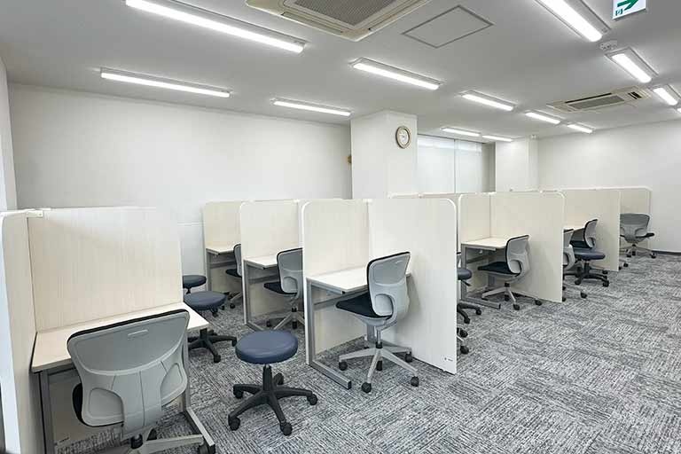充実の学習環境:移転リニューアルオープンしました。勉強に集中できる環境を心がけております。
