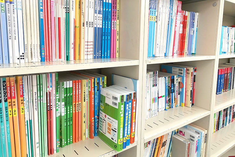 充実の学習環境:対応テキストは十分な種類・量を準備。お子さまの課題や目標に合わせて対応しています。