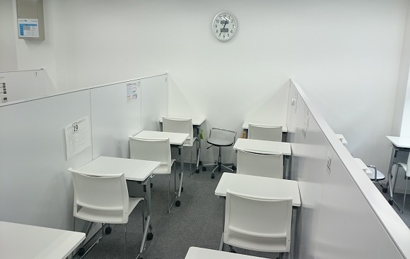 充実の学習環境:教室。明るく、清潔感のある教室で生徒さんが勉強に集中しやすい環境が整っております。