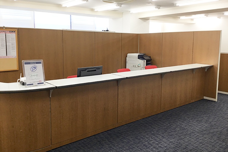 充実の学習環境:教室で何かわからないことがあれば、受付カウンターまでお気軽にご相談ください。