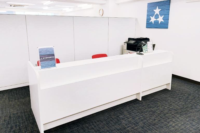 充実の学習環境:教室で何かわからないことがあれば、受付カウンターまでお気軽にご相談ください。