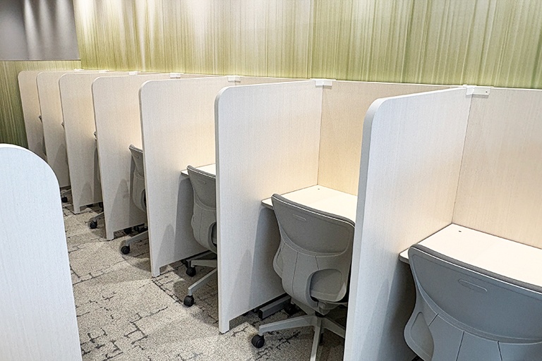 充実の学習環境:自習スペースは1人ひとり区切られた設計。しっかりと自分の勉強に集中できます!