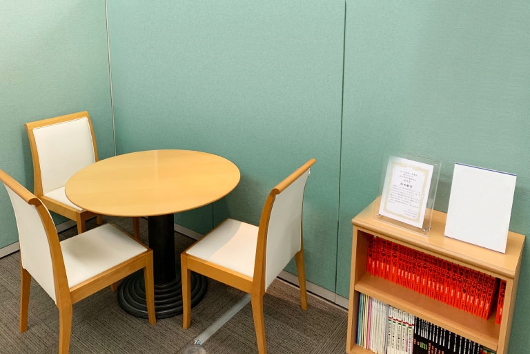 充実の学習環境:オープンな環境のフリースペース。お気軽にご質問・ご相談などをしていただけます。