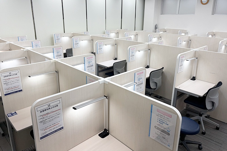 パーテーションで1人ずつ区切られているので、自分の勉強に集中できます。