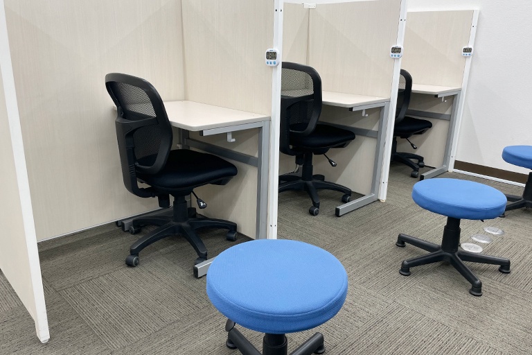 充実の学習環境:個別指導ブース。演習中も講師がいつも隣にいて、質問がしやすい環境です。