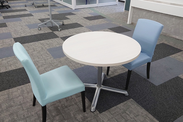 充実の学習環境:ちょっとした相談・質問をしやすいオープンスペースも常備。