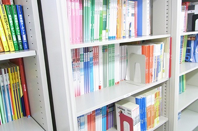 充実の学習環境:対応テキストは十分な種類・量を準備。お子さまの課題や目標に合わせて対応しています。