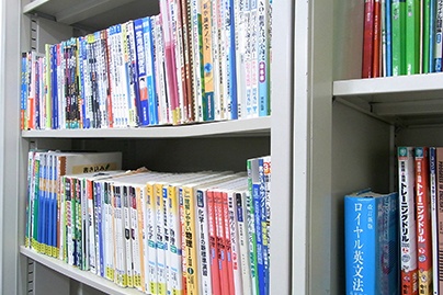 充実の学習環境:対応テキストは十分な種類・量を準備。お子さまの課題や目標に合わせて対応しています。