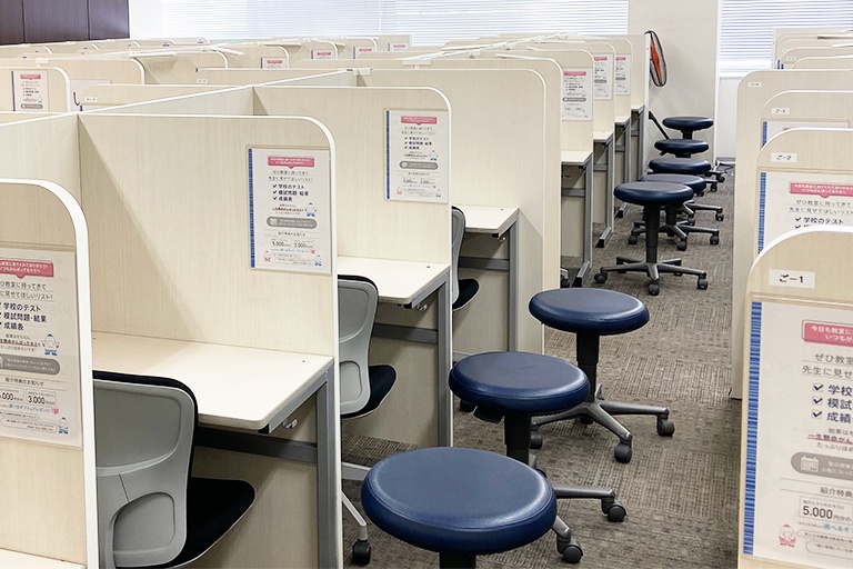 充実の学習環境:個別指導ブース。演習中も講師がいつも隣にいて、質問がしやすい環境です。