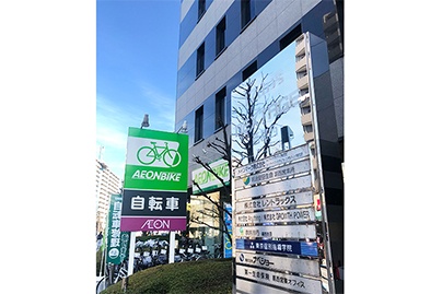 充実の学習環境:教室はこちらの建物の3階。西葛西駅から徒歩3分で、大きな通りに面した通いやすい立地です。