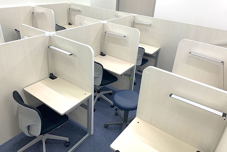 充実の学習環境:個別指導ブース。演習中も講師がいつも隣にいるので、質問がしやすい環境です。