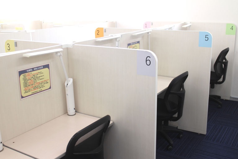 充実の学習環境:自習スペースは1人ひとり区切られた設計。しっかりと自分の勉強に集中できます!