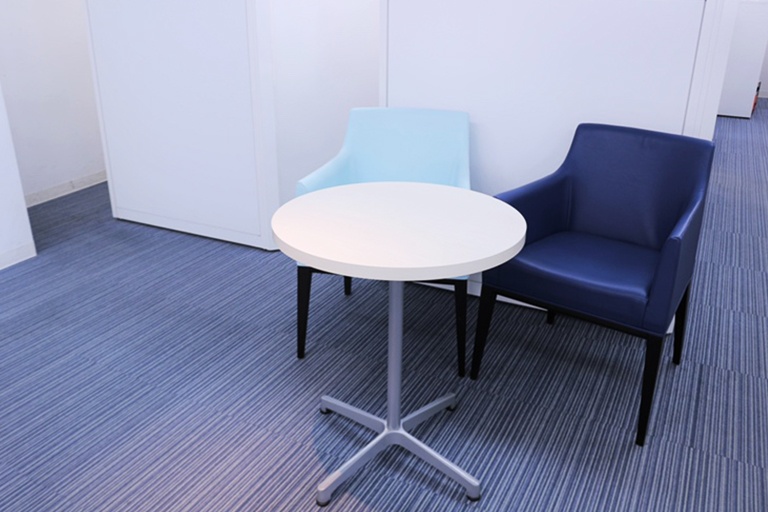 充実の学習環境:オープンな環境のフリースペース。お気軽にご質問・ご相談などをしていただけます。