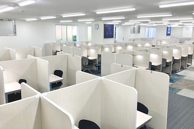 充実の学習環境:個別指導ブース。演習中も講師がいつも隣にいて、質問がしやすい環境です。