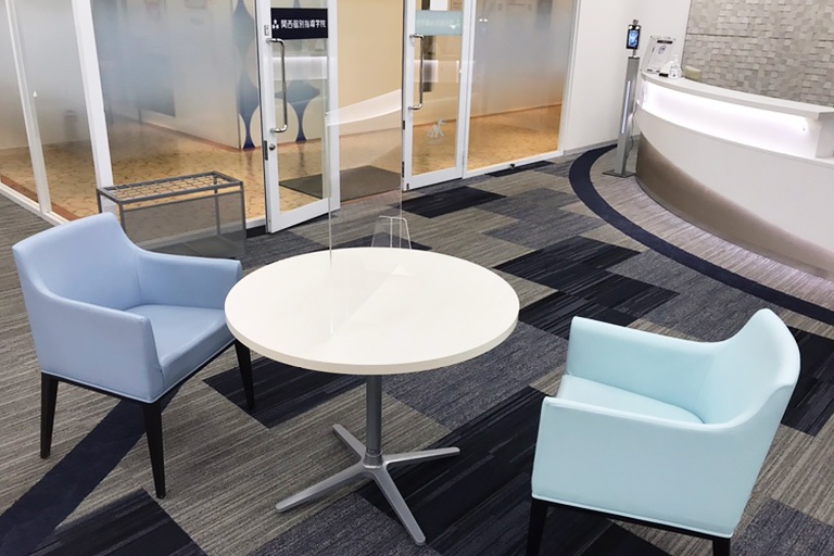 充実の学習環境:オープンな環境のフリースペース。お気軽にご質問・ご相談などをしていただけます。