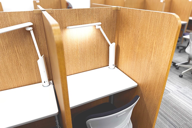 充実の学習環境:無料で使用できる自習席。集中しやすいと評判です。