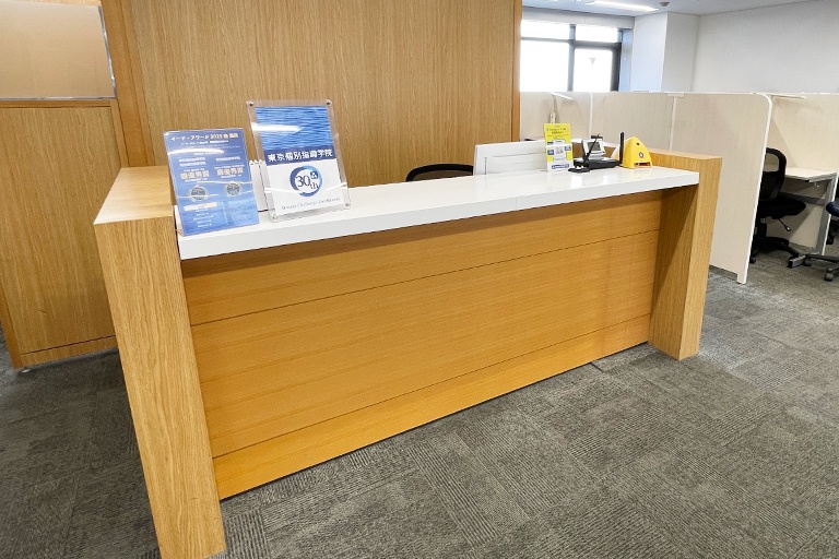充実の学習環境:開放的な受付カウンター。お気軽にお声かけください