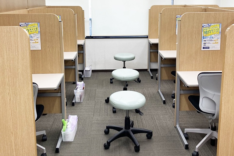充実の学習環境:集中しやすいようパーテーションで区切られた授業ブース。