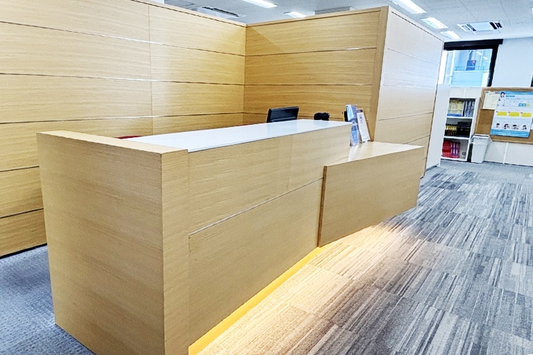 充実の学習環境:開放的な受付カウンター。ご質問・ご相談など、どんな小さなことでもお気軽にお声かけください