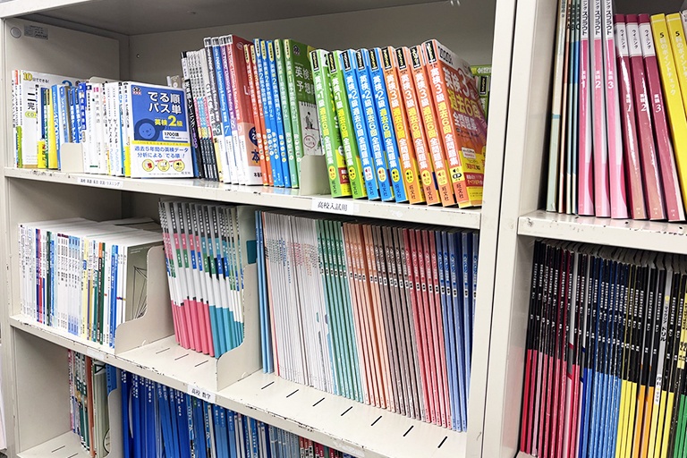 充実の学習環境:対応テキストは十分な種類・量を準備。お子さまの課題や目標に合わせて対応しています。
