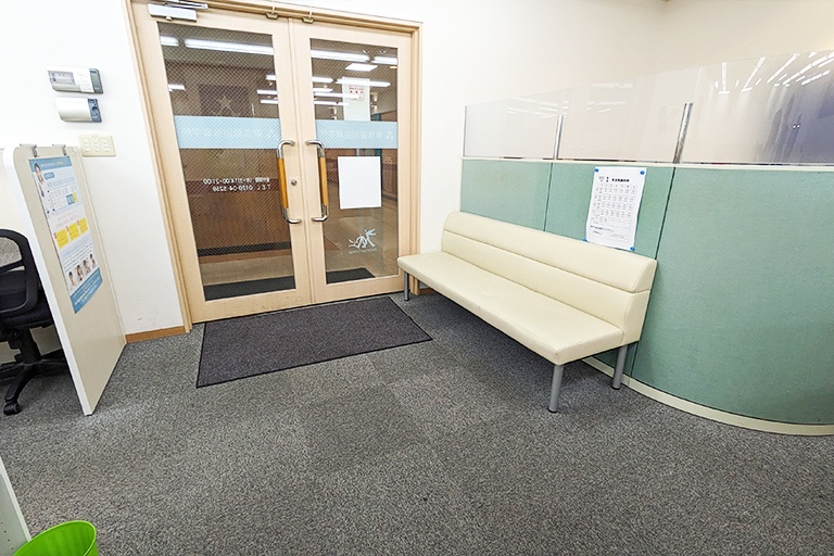 充実の学習環境:オープンな環境のフリースペース。お気軽にご質問・ご相談などをしていただけます。