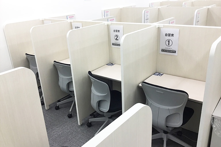 充実の学習環境:無料で使用できる自習席。集中しやすいと評判です。