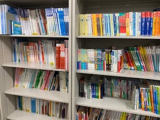 充実の学習環境:対応テキストは十分な種類・量を準備。お子さまの課題や目標に合わせて対応しています。