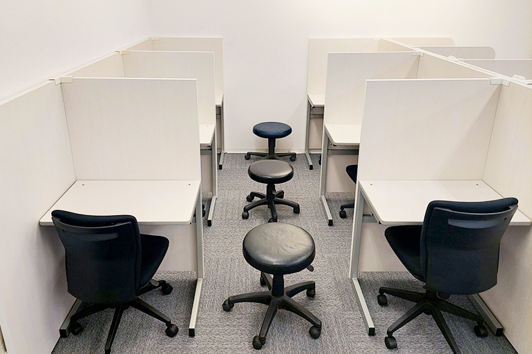 個別指導ブース。演習中も先生がいつも隣にいて、質問がしやすい環境です。