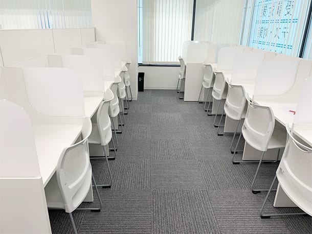 充実の学習環境:一人ひとり区切られて集中できる自習席をご用意しています。